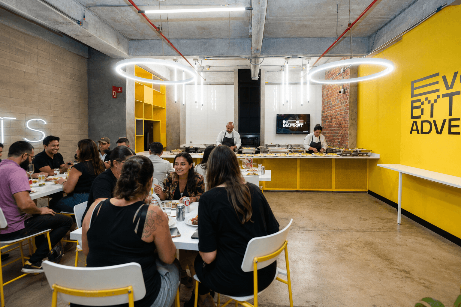 Huéspedes del INDIE comiendo en el comedor — servicio tipo bufé